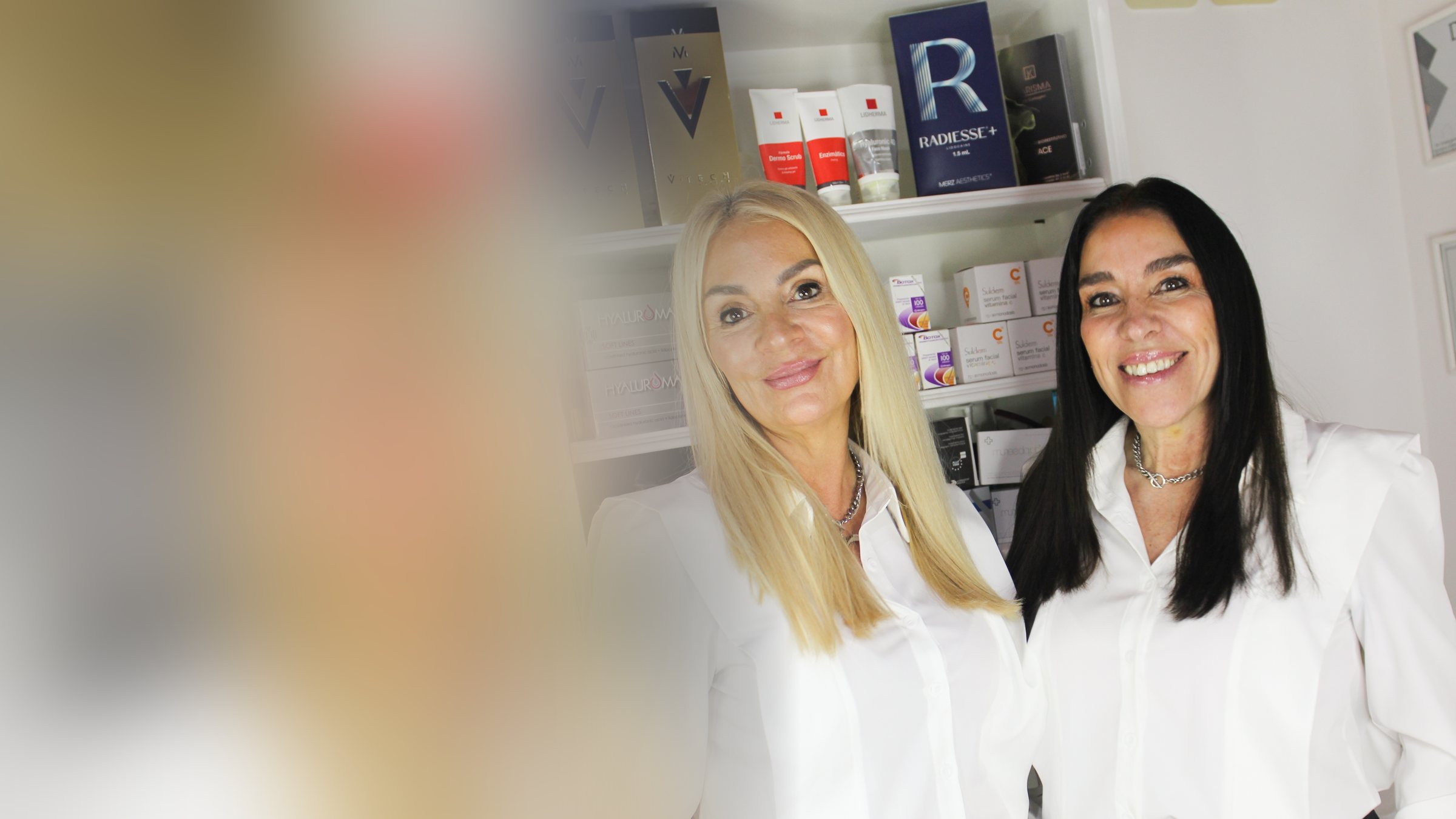 La Dra. Zulma Granja y la Dra. Karina Coronel en el consultorio de By Calma Estética