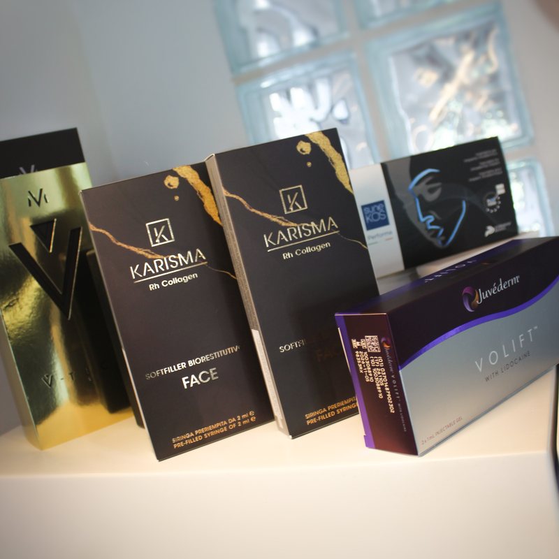 Cajas de Karisma Rh Collagen junto a Sunekos y Juvéderm Volift